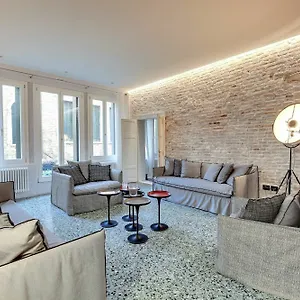Stunning Modern In The Heart Of Apartment Venice